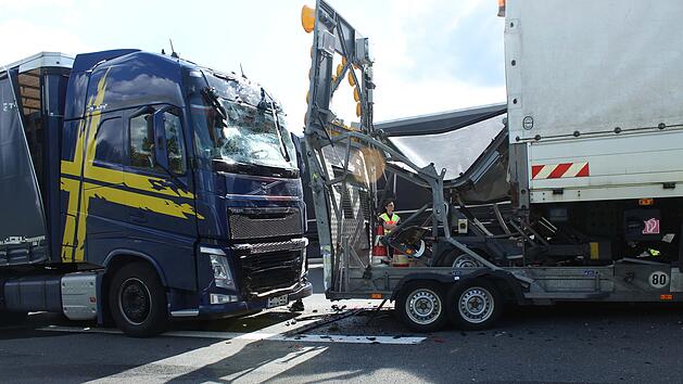 Lastwagen kracht in Fahrzeug der Stra&Atilde;&Yuml;enverkehrsabsicherung