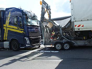 Lastwagen kracht in Fahrzeug der Stra&Atilde;&Yuml;enverkehrsabsicherung
