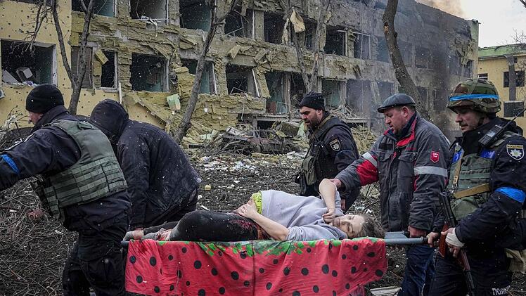 Furchtbare Szene nach dem Angriff auf eine Geburtenklinik in Mariupol.
