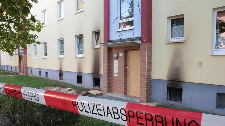 Die betroffenen Häuser in der Adolf-Kolping-Straße sind noch abgesperrt, eines könnte bereits in zwei Wochen wieder bewohnbar sein, beim Gebäude mit der Hausnummer 2 sind die Schäden so groß, dass sich die Reparaturen bis Weihnachten hinziehen kön...