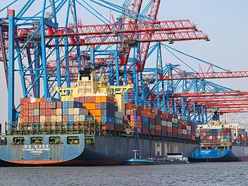 Containerschiffe im Hafen Hamburg