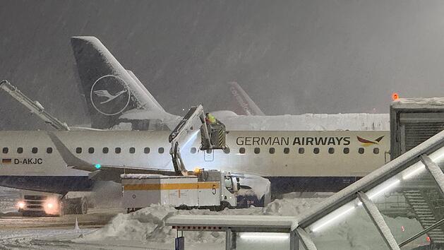 Schnee-Trubel am Flughafen N&uuml;rnberg: Passagier nach Ansage stinksauer