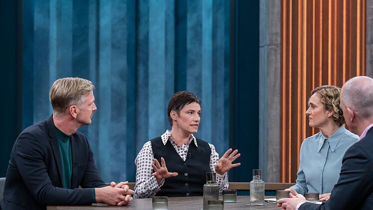 Caren Miosga (zweite von rechts) diskutierte am Sonntagabend mit ihren G&auml;sten &uuml;ber die Ergebnisse der M&uuml;nchner Sicherheitskonferenz.