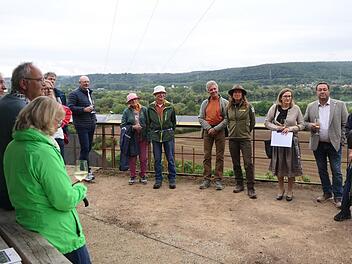 Harald Spitzner (rechts) von Slow Food erl&auml;uterte den Besuchern die Besonderheiten der historischen Weinbergslandschaft und der Fischgr&auml;t-Terrassen.Christian Licha