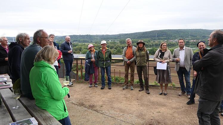 Harald Spitzner (rechts) von Slow Food erl&auml;uterte den Besuchern die Besonderheiten der historischen Weinbergslandschaft und der Fischgr&auml;t-Terrassen.Christian Licha