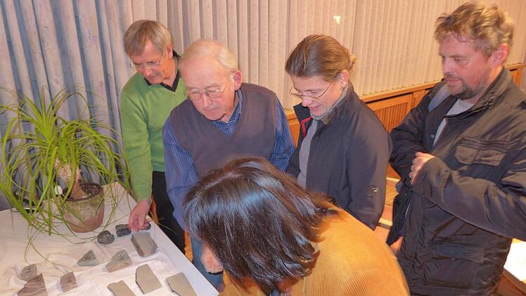 Heinrich Weisel aus Zeil (Zweiter von links.) präsentierte den Mitgliedern des Arbeitskreises Steine aus Brüchen des Landkreises.
