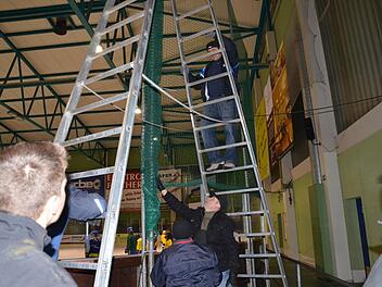 Fleißig gearbeitet wurde bereits am Mittwoch, um die Eishalle in einen Eispalast zu verwandeln. Foto: Jürgen Schmitt