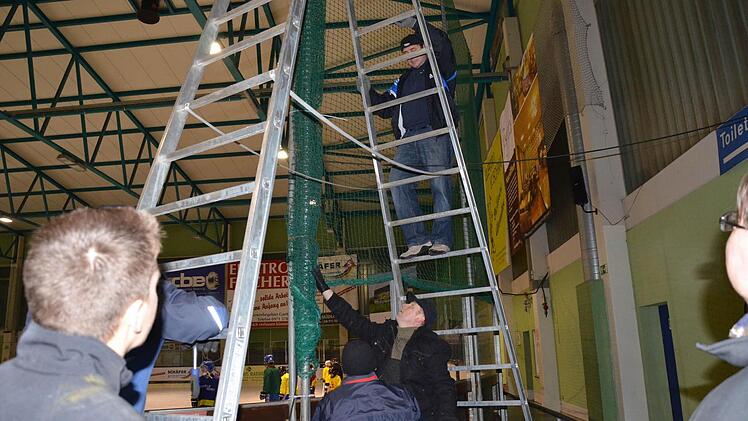 Fleißig gearbeitet wurde bereits am Mittwoch, um die Eishalle in einen Eispalast zu verwandeln. Foto: Jürgen Schmitt