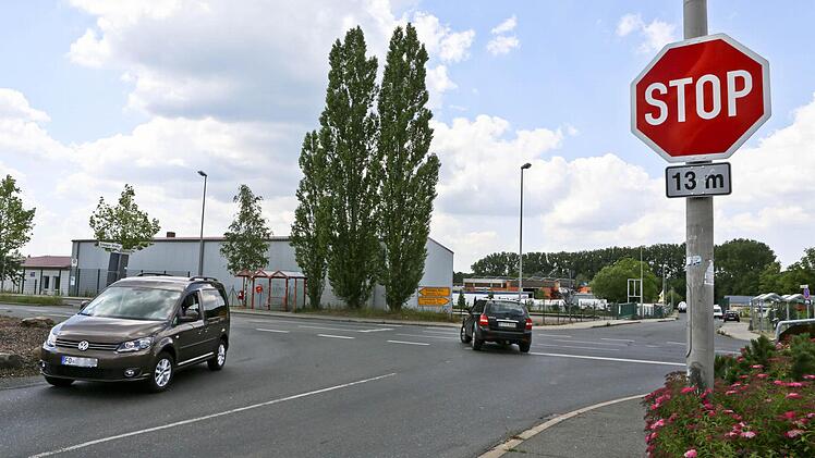 Der Eindruck täuscht: Die Straße ist breit, die Sicht vermeintlich gut, doch wer das Stop-Schild hier in Neunkirchen am Brand übersieht, riskiert schnell einen Unfall.
