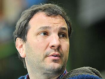 Der sorgenvolle Blick täuscht: Jörg Schobert ist mit der Personalentwicklung sehr zufrieden.