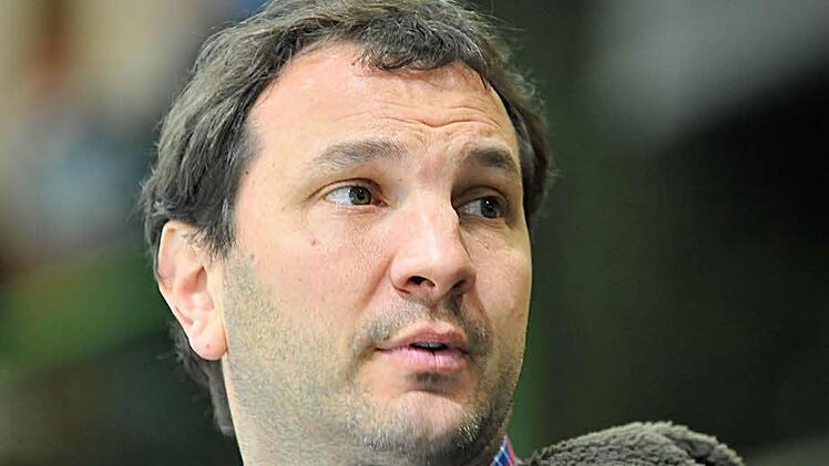 Der sorgenvolle Blick täuscht: Jörg Schobert ist mit der Personalentwicklung sehr zufrieden.