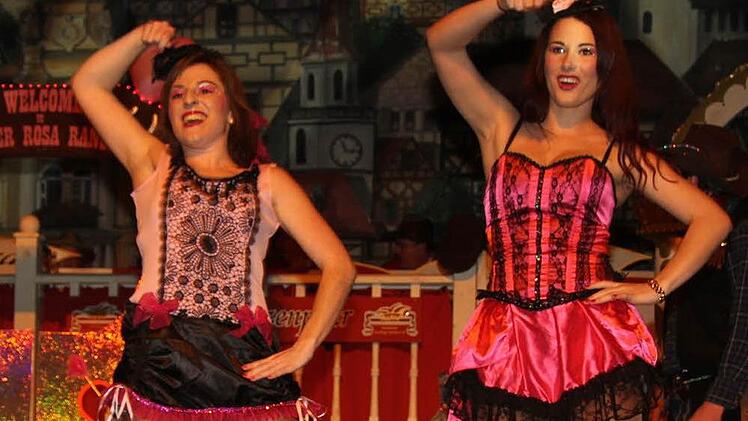 Die Mitglieder der Karneval Dance Group geizten nicht mit Reizen. Foto: Sonja Adam