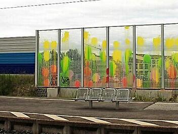 Die Polizei schätzt, dass es rund 30 mit Farbe gefüllte Luftballons waren, die Unbekannte in der Nacht auf den Mittwoch an die Lärmschutzwand am Bahnhof geworfen haben. Foto: Anja Greiner