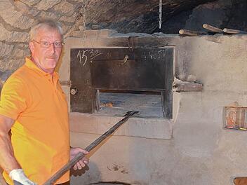 Stefan Hofbauer ist bestens mit dem Dorfbackofen vertraut.  Foto: Gerd Schaar