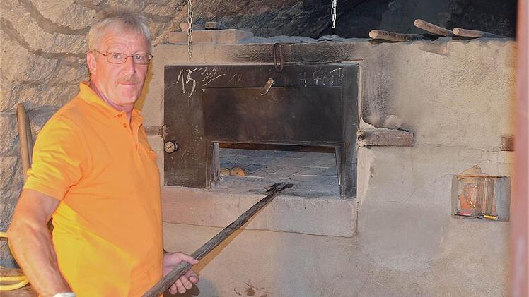 Stefan Hofbauer ist bestens mit dem Dorfbackofen vertraut.  Foto: Gerd Schaar