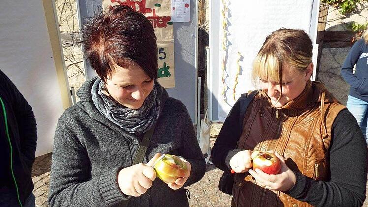 Wer schafft die längste Schale? Die zwei Damen sind konzentriert bei der Sache. Foto: Kurt Langer