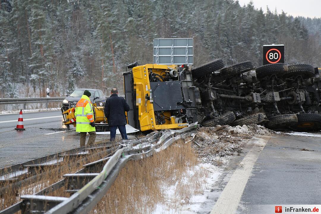 Tonnenschwerer Autokran stürzt auf schneeglatter A93 um