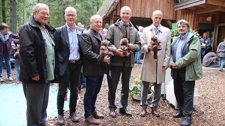Die Ehrengäste des Klaushof-Festes: Hubert Weiger (von links, erster Vorsitzender des BUND Naturschutz in Bayern), Franz Zang (Vorsitzender des BN der Kreisgruppe Bad Kissingen), Thomas Bold (Landrat des Kreises Bad Kissingen), Christian Barth (Amtschef des bayerischen Umweltministeriums), Kay Blankenburg (Oberbürgermeister von Bad Kissingen) und Kai Frobel (BN-Artenschutzreferent).