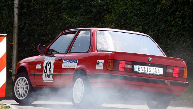 Dieses Team hatte Pech, geriet auf einer WP neben die Strecke und prallte gegen einen Wasserdurchlass. Fahrer und Beifahrer befinden sich inzwischen auf dem Wege der Besserung.Karlheinz Franz