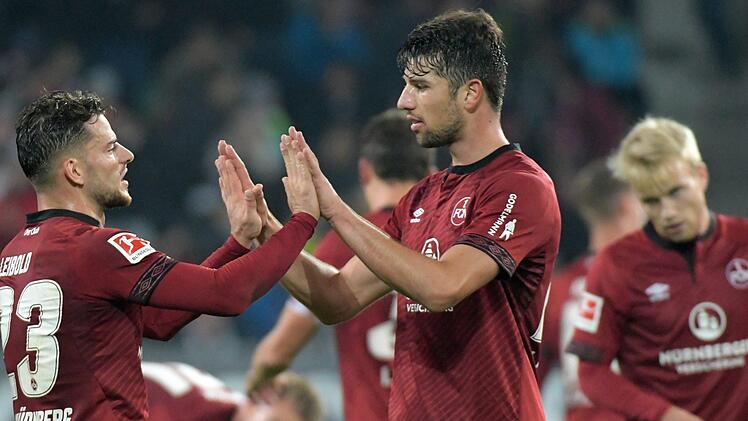 Der 1. FCN sicherte sich zuletzt einen Punkt in Augsburg. Club-Coach Michael Köllner hofft, dass seine Mannschaft an die starke zweite Halbzeit beim FCA anknüpft. Foto: Stefan Puchner/dpa