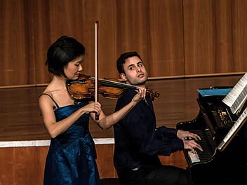 Die Geigerin Mayumi Kanagawa  und der Pianist  Ido Ramot beeindruckten bei ihrem Duoabend im Coburger Kongresshaus.Foto: Jochen Berger