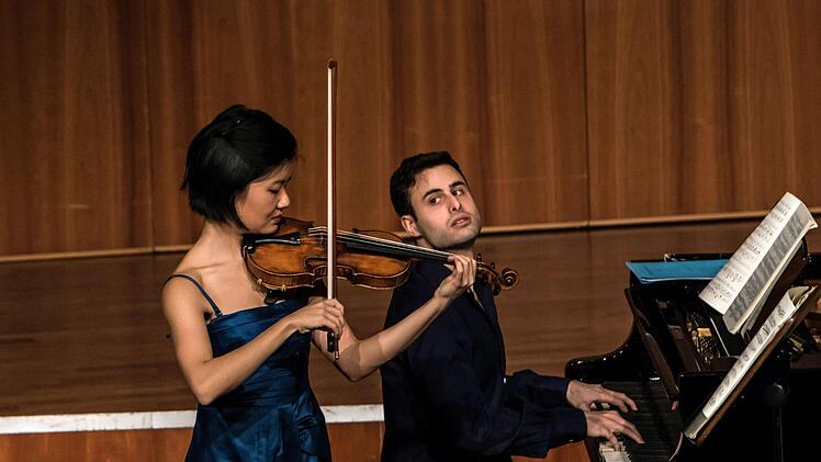Die Geigerin Mayumi Kanagawa  und der Pianist  Ido Ramot beeindruckten bei ihrem Duoabend im Coburger Kongresshaus.Foto: Jochen Berger