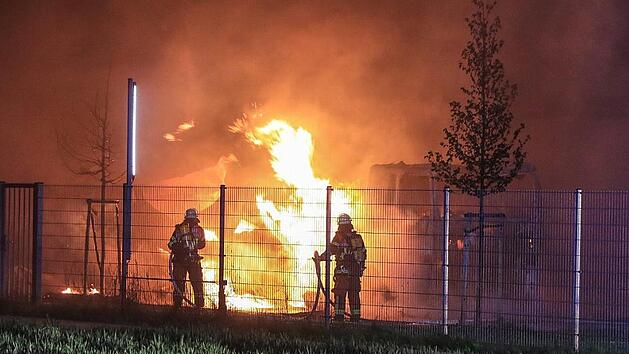 Tief in der Nacht bek&auml;mpfte die Feuerwehr die Flammen.  Fotos: News5/Merzbach