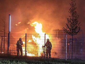 Tief in der Nacht bekämpfte die Feuerwehr die Flammen.  Fotos: News5/Merzbach