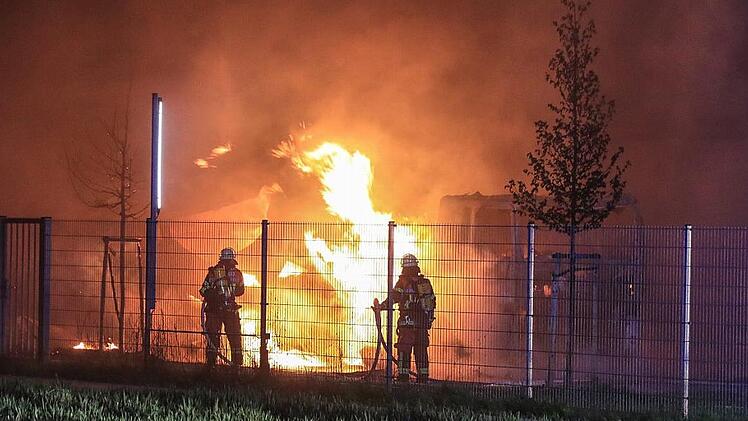 Tief in der Nacht bekämpfte die Feuerwehr die Flammen.  Fotos: News5/Merzbach
