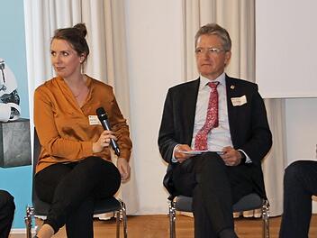 Bei der Abschlussveranstaltung ließen die Verantwortlichen von IZK, Hendrik Montag-Schwappacher (links) und Hans Rebhan (Zweiter von rechst) und Bayern Innovativ die Erfolge ihrer Verbindung Revue passieren.