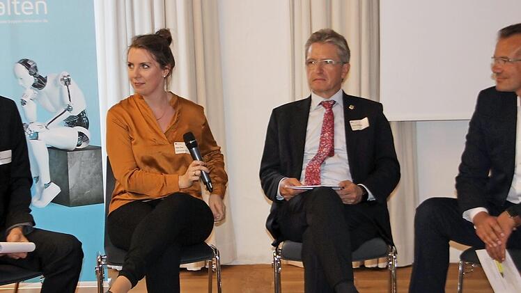 Bei der Abschlussveranstaltung ließen die Verantwortlichen von IZK, Hendrik Montag-Schwappacher (links) und Hans Rebhan (Zweiter von rechst) und Bayern Innovativ die Erfolge ihrer Verbindung Revue passieren.