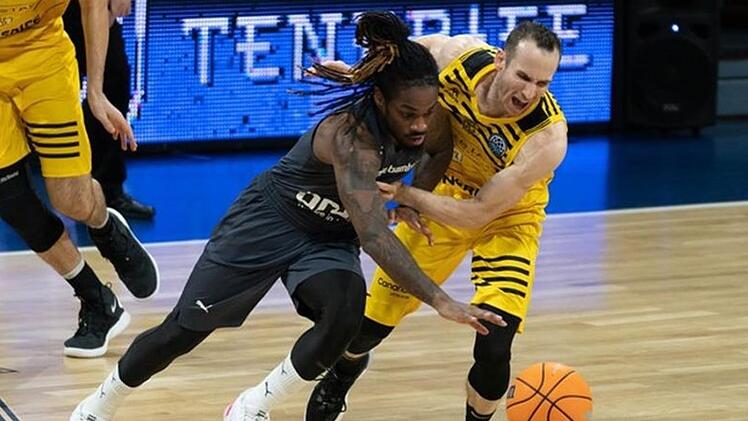 Bamberg Paris Lee (links) kämpft mit dem Regisseur der Spanier, Marcelo Huertas, um den Ball. Der Brasilianer hatte mit 13 Assists mehr Vorlagen zu verzeichnen als das gesamte Brose-Team zusammen (10). Foto: championsleague.basketball