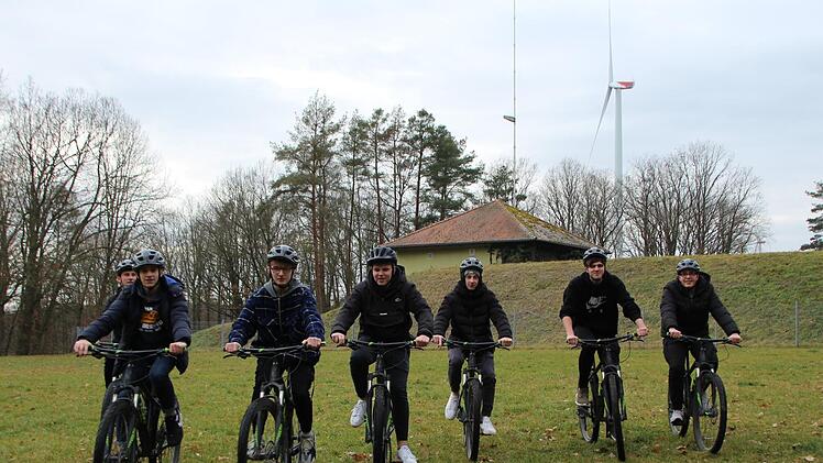 Die Mountainbike-Gruppe der Höchstadter Realschule freut sich schon darauf, das Gelände am Hochbehälter  modellieren zu können.    Foto: Andreas Dorsch