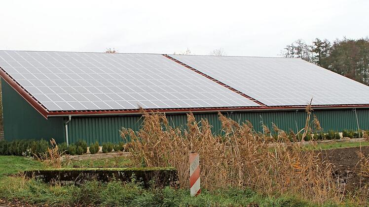 Landwirtschaftliche Hallen und andere Gebäude können mit Photovoltaik-Anlagen bestückt werden - ein Schritt zu mehr Energieeigenständigkeit.