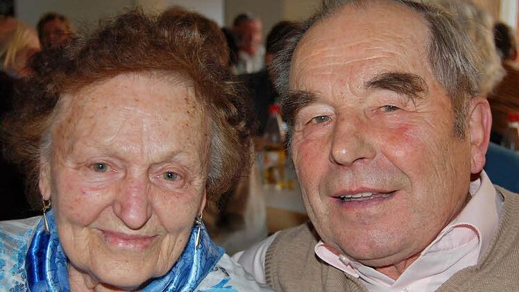 Rita (83) und Bruno Bühner (84) macht es Spaß, sich an die Kindheit zu erinnern. Foto: Sigismund von Dobschütz