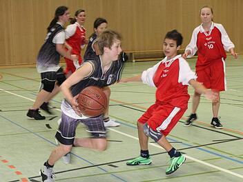 Die Basketballerinnen sind ein Aushängeschild des TSV Oerlenbach: Hier links Martina Rauh, die den Ball geschickt vor ihrer Gegenspielerin abschirmt. Foto: Archiv/St. Geiger