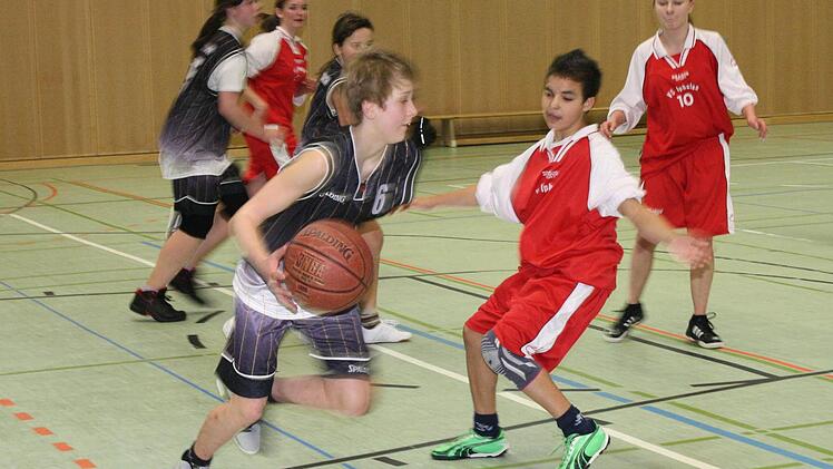 Die Basketballerinnen sind ein Aushängeschild des TSV Oerlenbach: Hier links Martina Rauh, die den Ball geschickt vor ihrer Gegenspielerin abschirmt. Foto: Archiv/St. Geiger