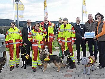 Bei der Vorstellung der ASB-Rettungshundestaffel Kronach Frankenwald/Oberes Maintal gab es auch gleich einen Geldsegen. Die Firma Nobel Creativ aus Sonneberg spendete 1000 Euro. Von rechts: Steffi Vieweg, Frank Vieweg (Geschäftsführer der Firma Nobel Crativ) und Thomas Scholz (Geschäftsführer ASB Kreisverband Kronach) mit Mitgliedern des Rettungshundestaffelteams und deren Leiter Timo Griebel (Vierter von rechts) sowie und stellvertretendem Staffelleiter Benjamin Baier (Vierter von links)  Fo...