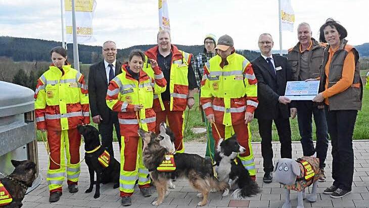 Bei der Vorstellung der ASB-Rettungshundestaffel Kronach Frankenwald/Oberes Maintal gab es auch gleich einen Geldsegen. Die Firma Nobel Creativ aus Sonneberg spendete 1000 Euro. Von rechts: Steffi Vieweg, Frank Vieweg (Geschäftsführer der Firma Nobel Crativ) und Thomas Scholz (Geschäftsführer ASB Kreisverband Kronach) mit Mitgliedern des Rettungshundestaffelteams und deren Leiter Timo Griebel (Vierter von rechts) sowie und stellvertretendem Staffelleiter Benjamin Baier (Vierter von links)  Fo...