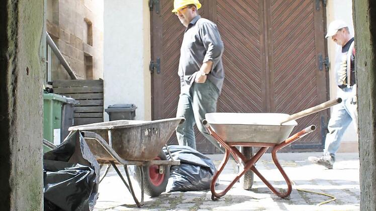 Ein Keller nach dem anderen soll nun freigeräumt werden, um die Feuchtigkeit hinaus zu bringen.