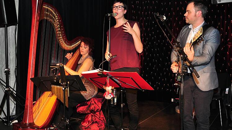 Ein vorweihnachtliches Konzert geben (von links) die Harfenistin Anne Kox-Schindelin sowie Conny Morath (Gesang) und Stephan Schmitt (Gitarren, Kontrabass, Gesang) vom Duo "Famos" beim Kulturamt Haßfurt am 13. Dezember in der Rathaushalle. Foto: Langer