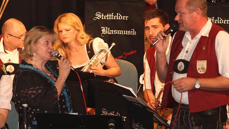 Ingrid Frank und Bruno Pflaum präsentierten als Gesangsduo so manchen Böhmischen Ohrwurm.