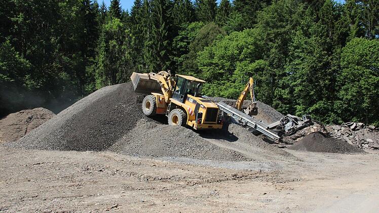 Aus altem Fräsgut (rechts) wird für die hydraulisch gebundene Tragschicht verwendbares Material.  Foto: Friedwald Schedel