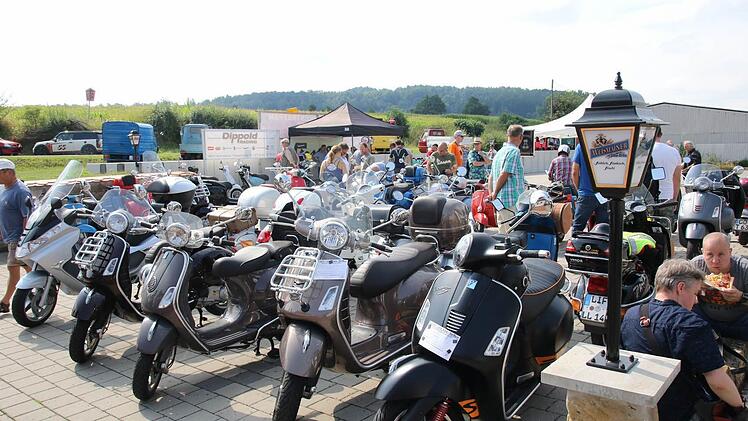 350 Vespas wurden in Kaltenbrunn präsentiert. Foto: Michael Stelzner