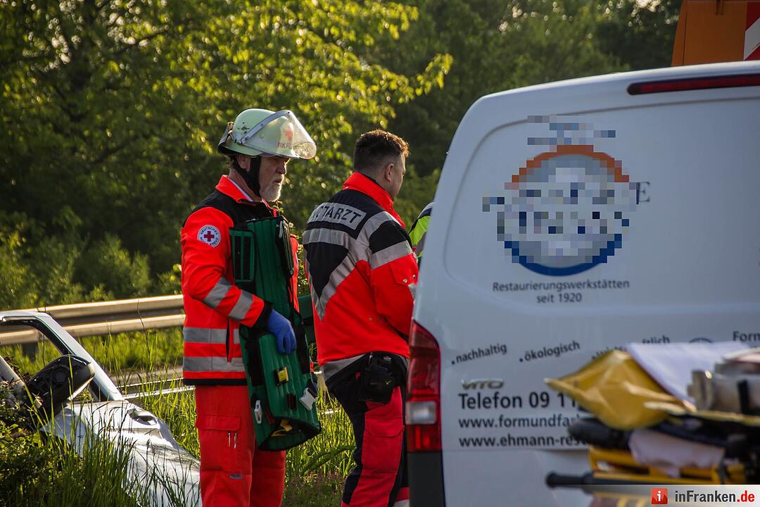 Schwerer Unfall in Fürth: Kleintransporter kracht in Kehrfahrzeug