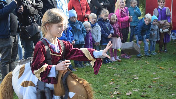 In der zweiten Disziplin muss Prinzessin Emma, sieben Jahre alt, "Steine" in einen Brunnen werfen  -  auch hier schlägt sie sich super. Foto: Daniela Pondelicek