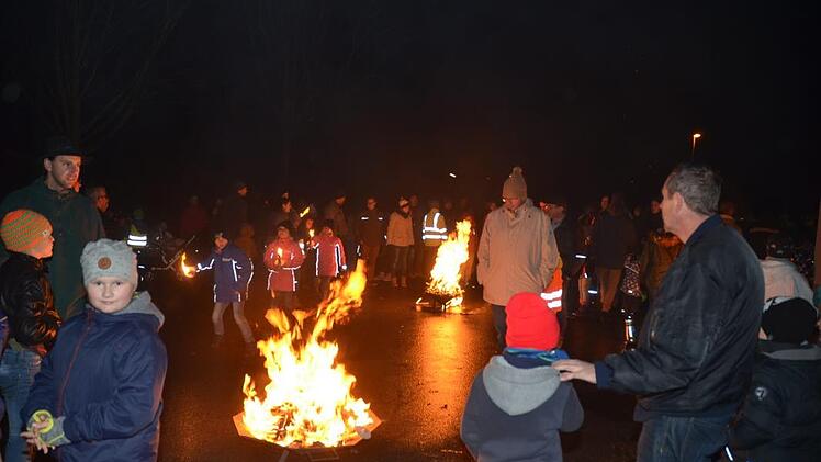 Gute Stimmung bei Feuer und Flamme beim Fackelumzug und anschließender Lagerfeuerromantik der Kinderfeuerwehren zur Glühweinparty in Pressig. Foto: Karl-Heinz Hofmann