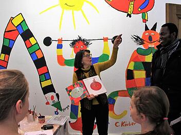 Claudia Körber erklärt die Figuren an der Wand anhand des Buches "rund und eckig" der Kinderbuchillustratorin Kveta Pacovská.  Fotos: Julia Raab