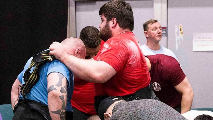 Im Backstagebereich helfen sich die Kraftsportler gegenseitig.