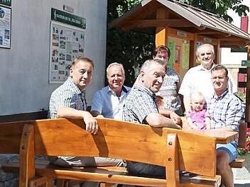 Bürgermeister Bernd Steinhäuser und sein Stellvertreter Klaus Amschler, die Eheleute Kapsch von gegenüber, Stefan Amschler mit seinen Kindern Yannik und Lennja, hinten Otto Arnold Foto: kms